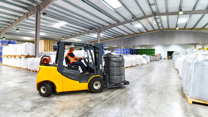 Gabelstaplerfahrer in einem Warenlager // international shipping