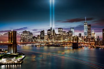 Fotobehang Brooklyn Bridge Tribute in Light memorial, op 11 september, in New York City