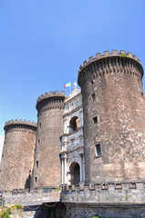 Majestatyczny zamek Nuovo w Neapolu, Włochy