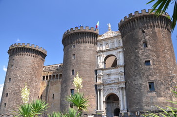Fototapeta na wymiar Majestatyczny zamek Nuovo w Neapolu, Włochy