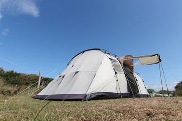 Familienzelt auf einem Campingplatz