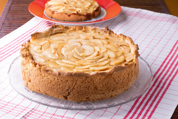 Torta casalinga di mele con crema pasticcera