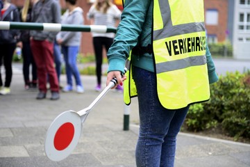 Schülerlotse sichert Schulweg