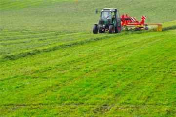 Traktor am mähen © hachri