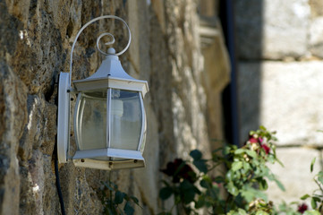 lampion sur vieille pierre