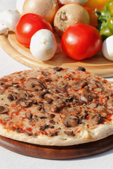 Pizza mit Champignons und Käse