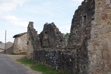 Fototapeta na wymiar Ruine d'une ferme à Oradour-sur-glane