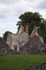 Fototapeta na wymiar Ruine de maison du village martyr d'Oradour-sur-glane