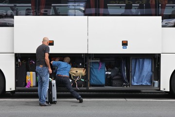 volles Gepäckfach eines Reisebusses