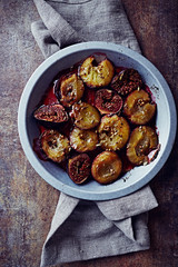Oven-baked plums and figs with spices and honey