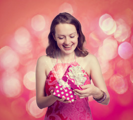Obraz na płótnie Canvas young woman with a gift box