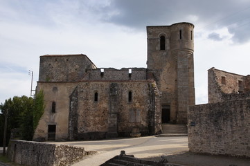 Fototapeta na wymiar Ruine de l'église du village martyr d'Oradour-sur-glane