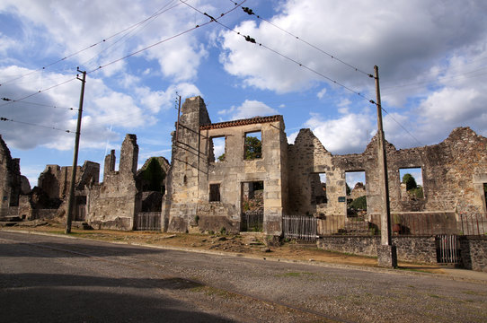 Dans les rues du village martyr d'Oradour-sur-glane