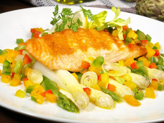 Lachs auf Spargel und Gemüse