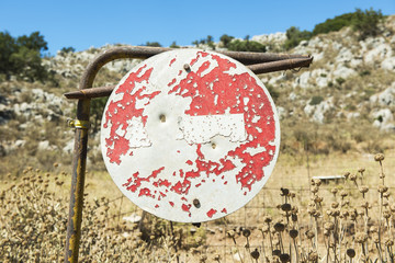Ramponiertes Verkehrsschild auf dem Vrissinas, Rethymnon, Kreta, Griechenland