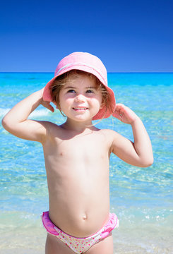 Bambina al mare con cappello rosa Stock Photo | Adobe Stock