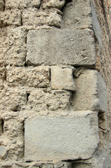 Particular edge wall of mud, straw bricks and concrete bricks