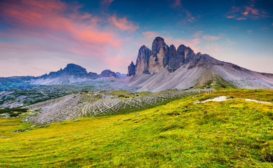 Naklejka premium Colorful summer sunrise in Italy Alps, Tre Cime Di Lavaredo, Dol