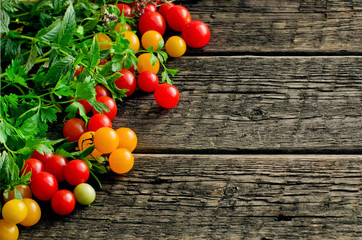 Fototapeta na wymiar cherry tomatoes on wood background