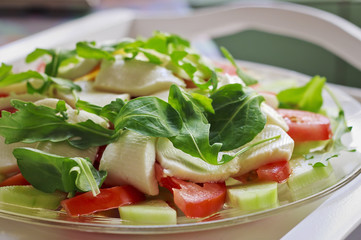 Ensalada de tomates, mozzarella, rúcula, canónigos y pepino