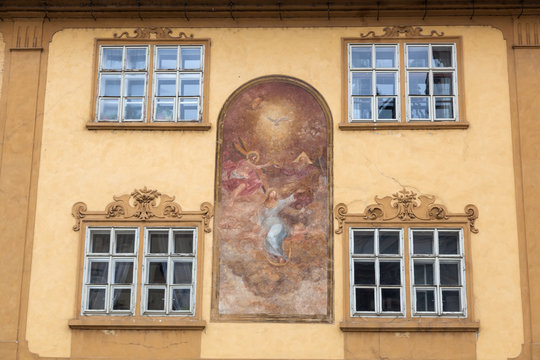historisches Geb&auml;ude mit religi&ouml;sem Wandbild in Prag