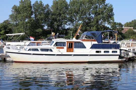 Motorboot in einer Marina