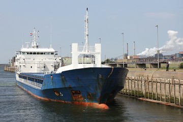 Fototapeta premium Küstenmotorschiff bei der Einfahrt in eine Schleuse