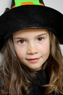 BAMBINA VESTITA DA STREGA