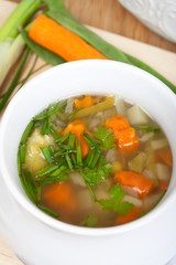 Gemüseeintopf mit frischen Kräutern, fleischlos