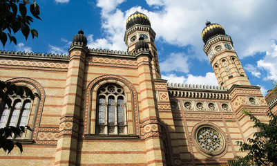 Fototapeta na wymiar Dohany Street Synagogue and Hungarian Jewish Museum, Budapest