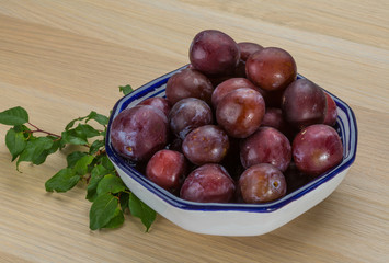 Plums in the bowl