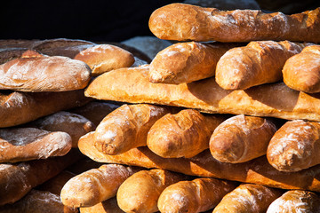 Fototapeta na wymiar French breads in a bakery market