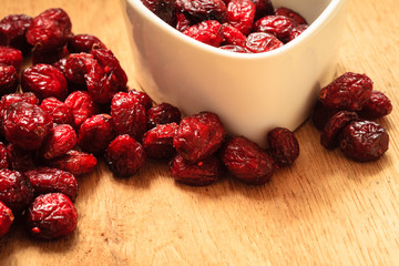  Dried cranberry fruit in bowl on table.