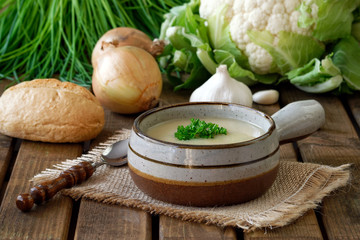 Fresh cauliflower soup with onions, garlic and parsley
