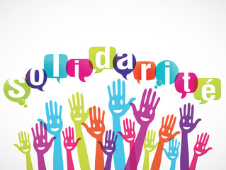 groupe mains souriantes : solidarité