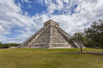 Fototapeta na wymiar Chichen Itza, Mexico - Kukulcán pyramid