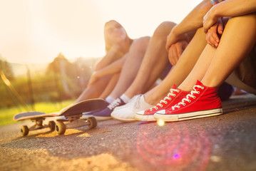 Naklejka premium Young peoples legs with skateboard