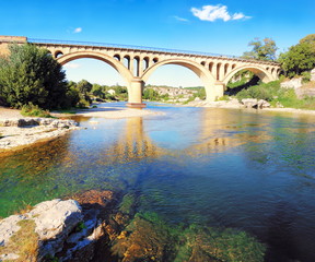 Fototapeta na wymiar Le Gardon au pont de Collias