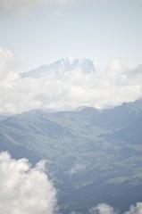 le mont blanc au petit matin dans les nuages
