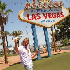 Mann jubelt über Dollarnoten / Las Vegas / Glücksspiel