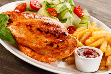 Grilled chicken fillets and vegetables