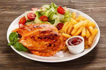 Grilled chicken fillets and vegetables