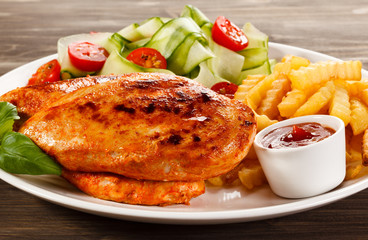 Grilled chicken fillets and vegetables