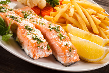 Grilled salmon and vegetables