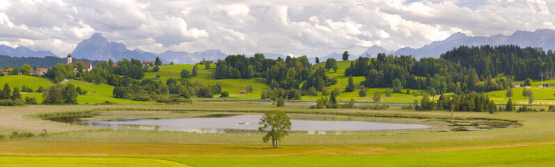 Fototapeta na wymiar Panorama Landschaft mit Stadt Seeg in Bayern im Allgäu