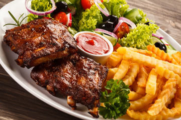 Tasty grilled ribs with vegetables