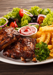 Tasty grilled ribs with vegetables