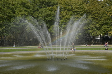 La fontaine du parc du cinquantenaire avec l'arc-en-ciel