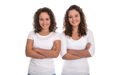 Schwestern im Team: Eineiige Zwillinge freigestellt auf Weiß