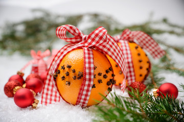 Mit Nelken gespickte Orangen